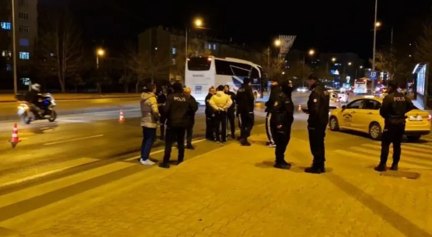 Otomobilden rastgele ateş edildi, kaldırımda yürüyen genç yaralandı