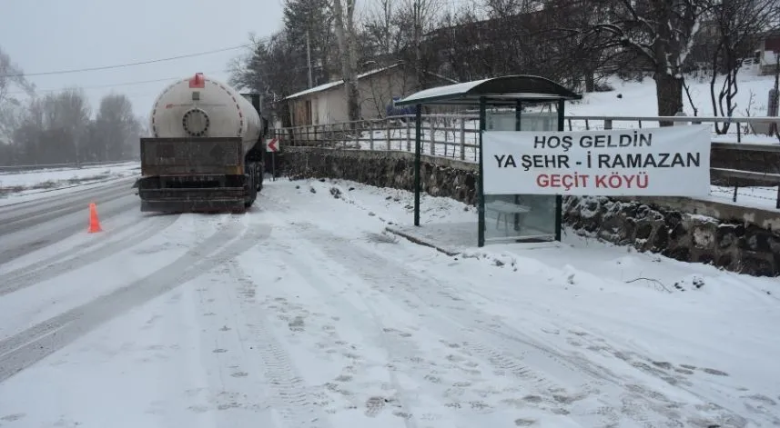 Gümüşhane'de hayırsever köylüler, yoldan geçenlere oruçlarını açtırıyor
