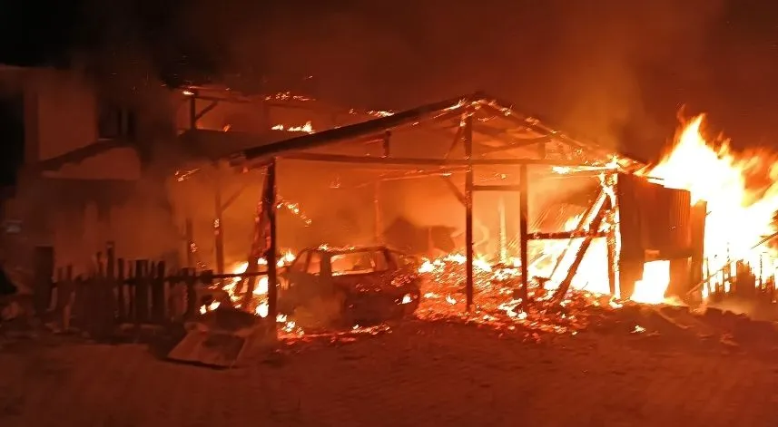 Garajda çıkan yangında otomobil ve traktör kullanılamaz hale geldi