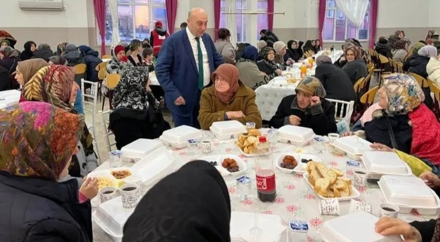 Yeniçağa'da mahalle sakinleri geleneksel mahalle iftarlarında bir araya geliyor