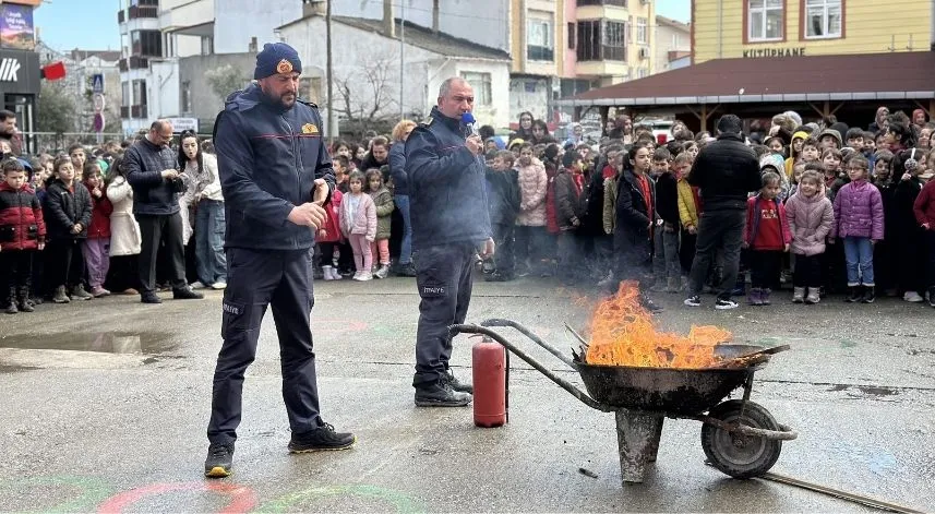 Gerze ve Saraydüzü'nde öğrencilere yangına müdahale eğitimi verildi