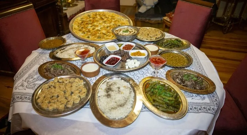 Göynük'ün geleneksel iftar sofraları, misafirlere yöresel zenginliği yaşatıyor