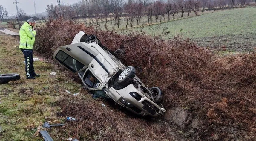 Amasya'da devrilen otomobildeki 2 kişi yaralandı