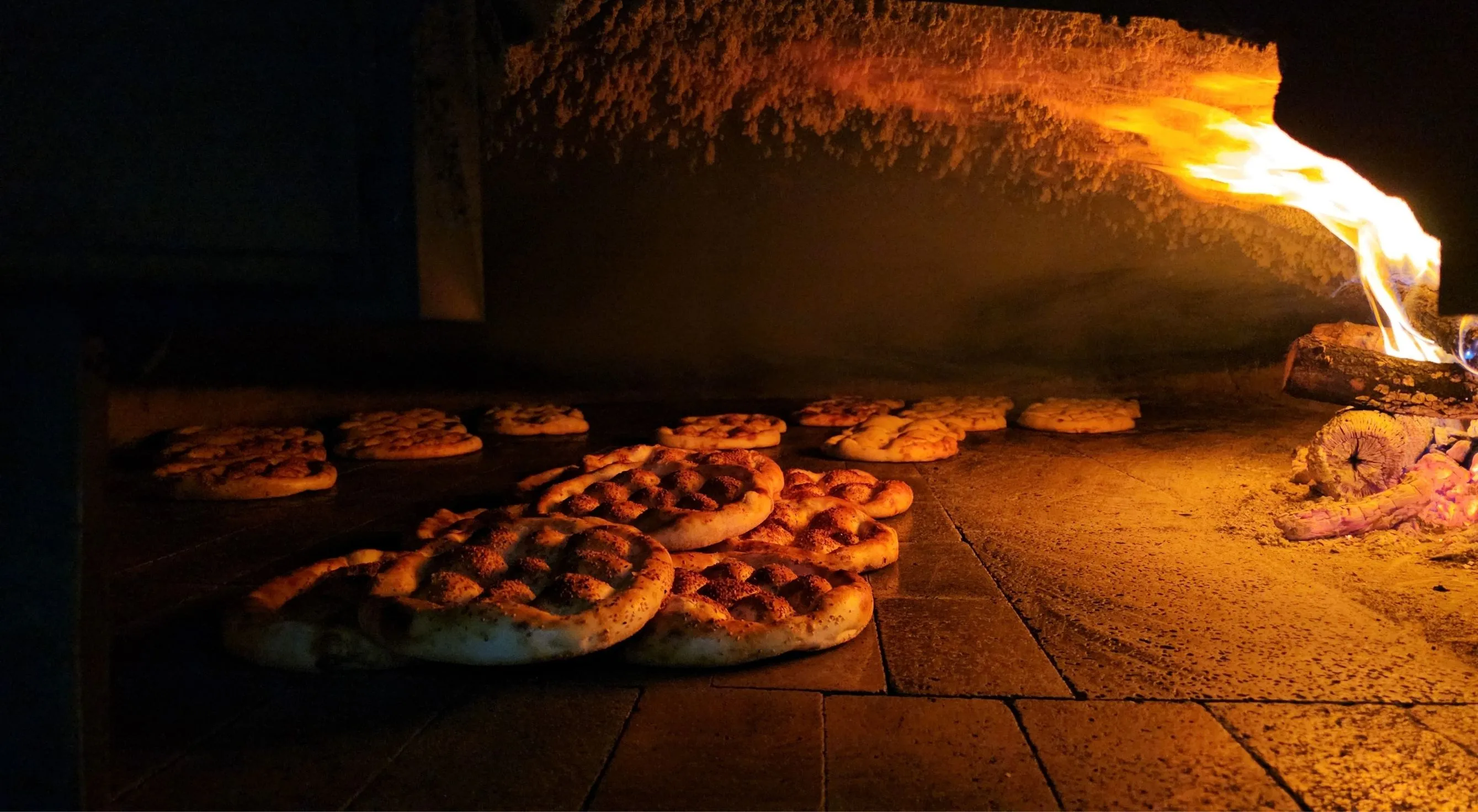 Vatandaşlar iftar saatinde fırınlarda yoğunluk oluşturuyor