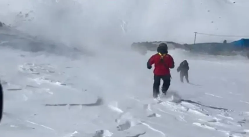 Kardan mahsur kalan adam helikopterle kurtarıldı