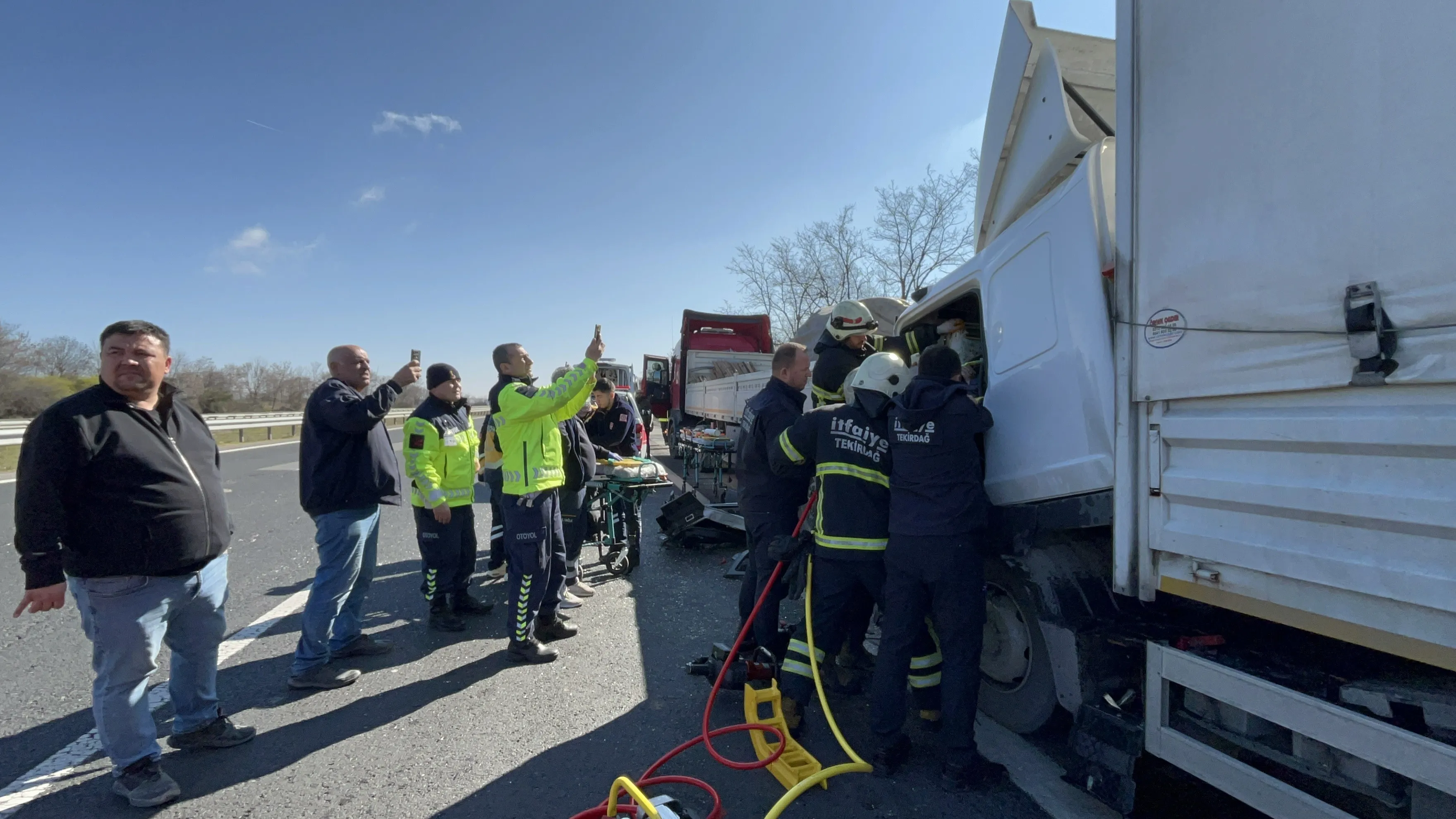 Kamyon ile tır dorsesi arasında kalan şoför hayatını kaybetti