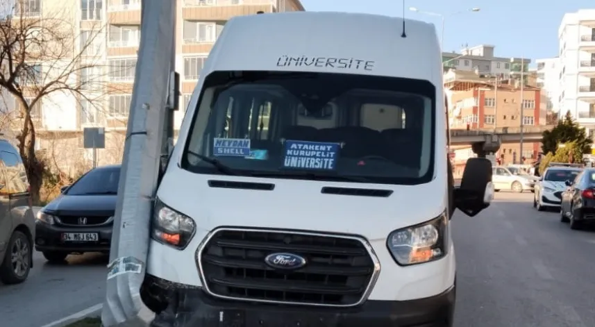 Samsun'da elektrik direğine çarpan minibüsün sürücüsü öldü