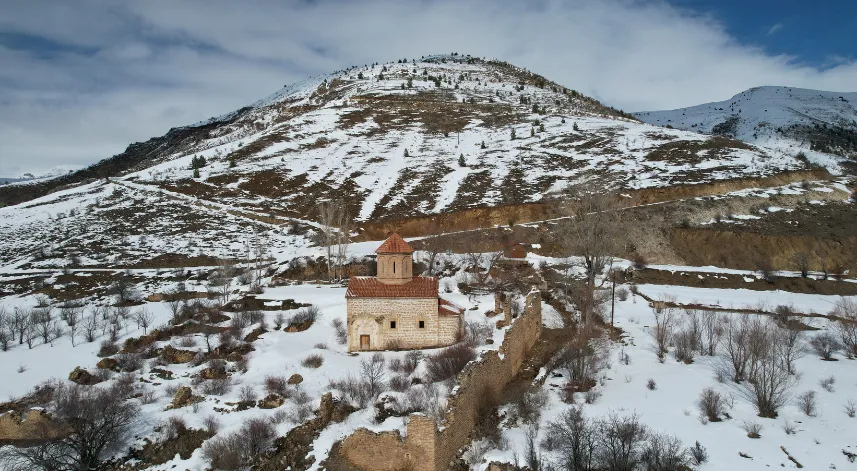Gümüşhane'de tarihi İmera Manastırı'nda kar güzel görüntüler oluşturdu