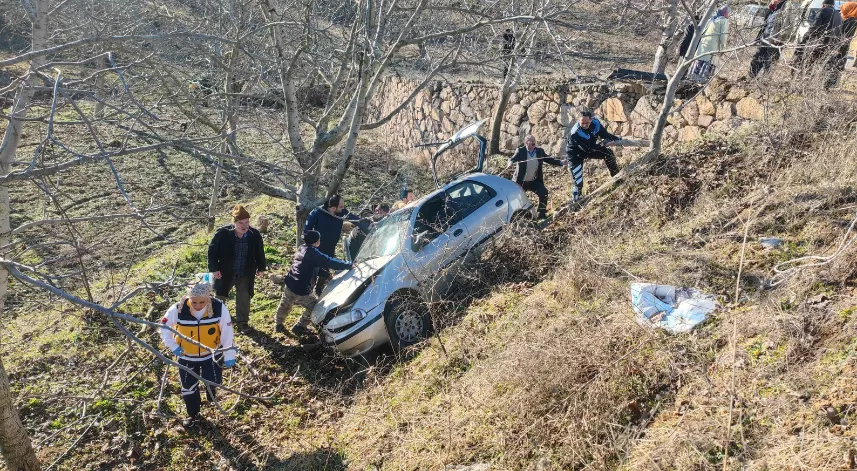  10 Metreden bahçeye düşen otomobilin sürücüsü yaralandı