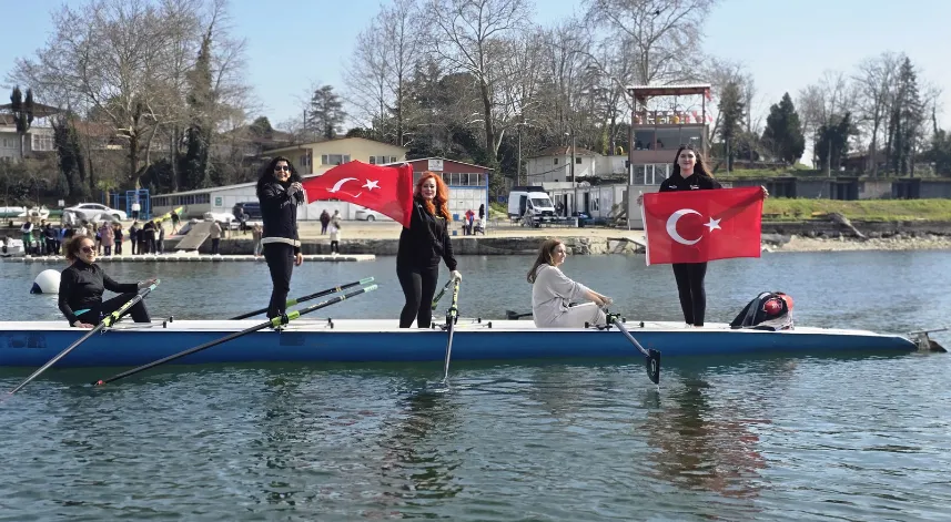 Kadın gazeteciler 8 Mart etkinliğinde kürek çekti