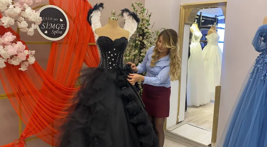 Kadına yönelik şiddete dikkati çekmek için siyah gelinlik tasarladı