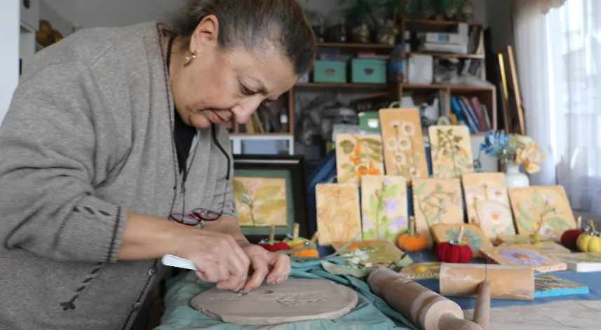 Doğadan topladığı bitkileri sanat eserine dönüştürüyor