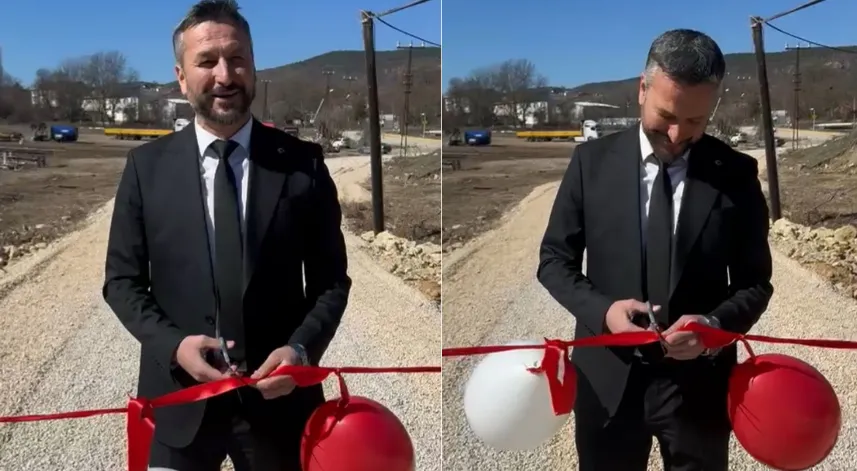 Kalabalık tepkisinden rahatsız olan belediye başkanı, köprüyü tek başına açtı