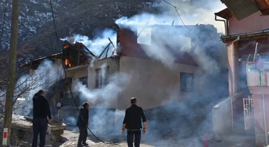 Gümüşhane'de evde çıkan yangın söndürüldü