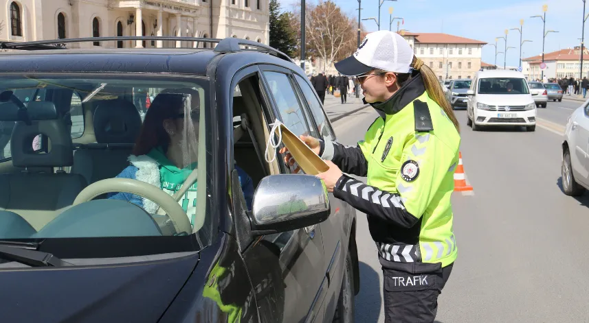 Polis tarafından durdurulunca ceza yediklerini sandılar, durum çok farlı çıktı