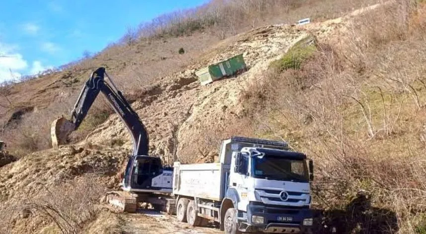 Giresun'da eriyen karlar heyelanlara neden oldu