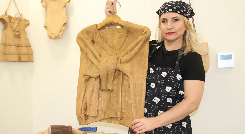 Ölen dedesinin ceketinden ilham alan kadın, kıyafetleri ahşaba dönüştürüyor