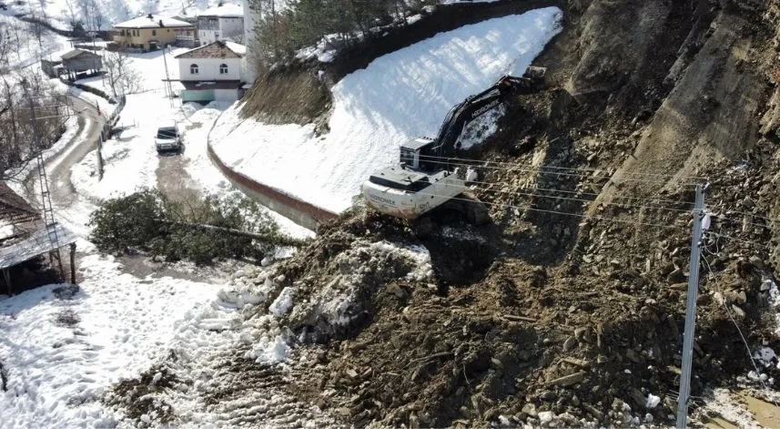 Sinop'ta heyelanda kapanan köy yolu ulaşıma açıldı