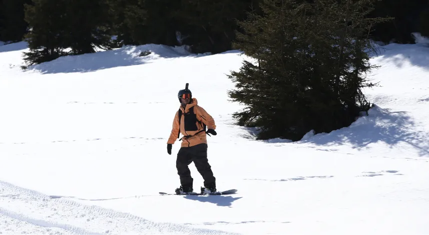 Kümbet Yaylası'nın karlı yamaçlarında snowboard etkinliği yapıldı