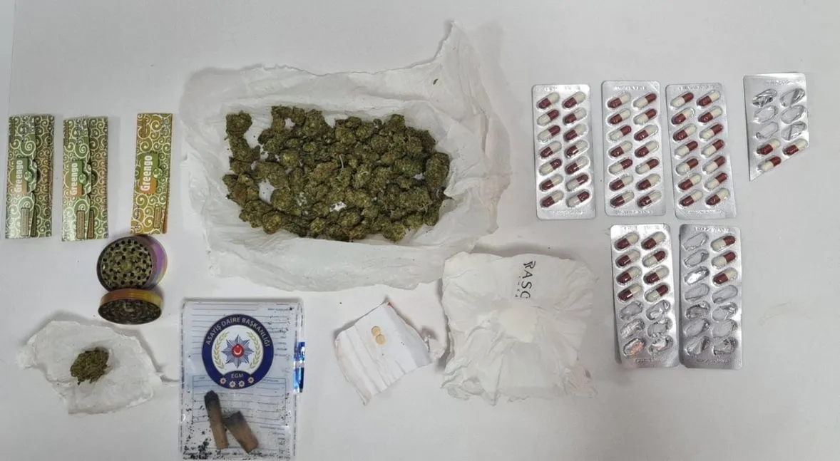 Otomobilin döşemesine zulalanmış uyuşturucu ele geçirildi