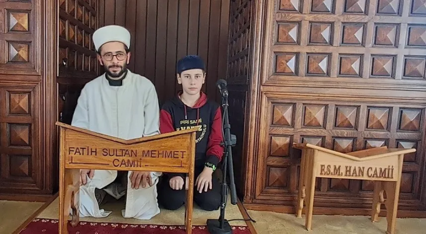 Hafız baba ve oğlu aynı camide ezberden mukabele okuyor