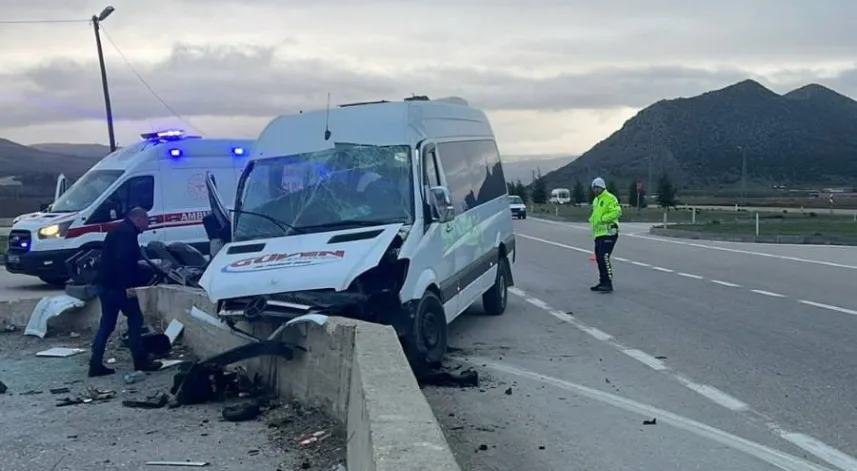 İşçileri taşıyan minibüs, beton bariyere çarptı; 21 yaralı