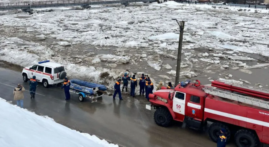 Rusya'da nehirlerdeki buzlar eridi, yerleşim yerleri sular altında kaldı