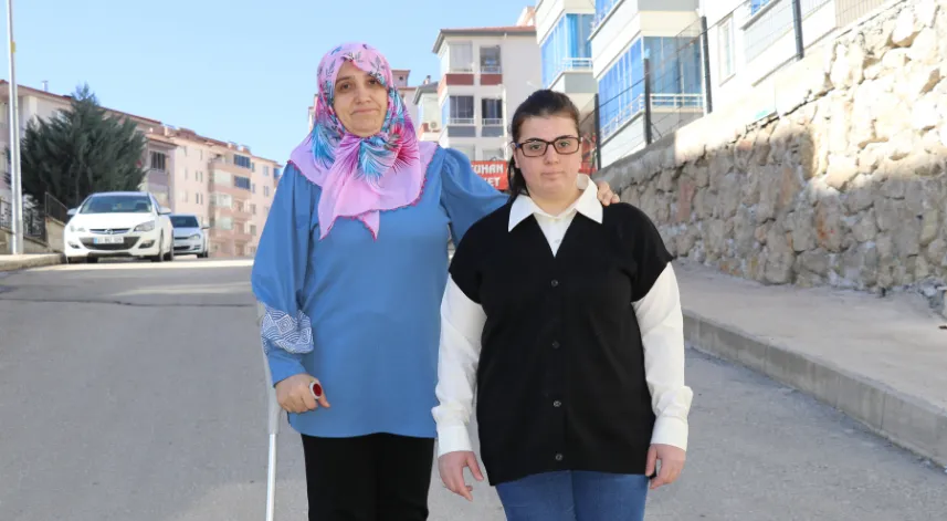 Engelli anne ve kızı birbirine güç vererek hayata tutunuyor