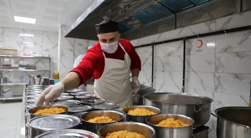 Bayburt'ta ihtiyaç sahibi 60 aileye günlük sıcak yemek veriliyor