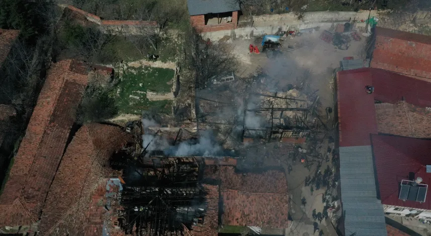 Kastamonu'da çıkan yangında 2 ev, 3 depo ve bir araç zarar gördü