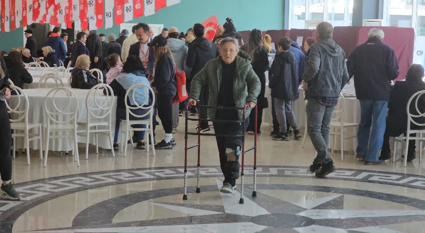  Kırık diziyle oy kullanmaya geldi