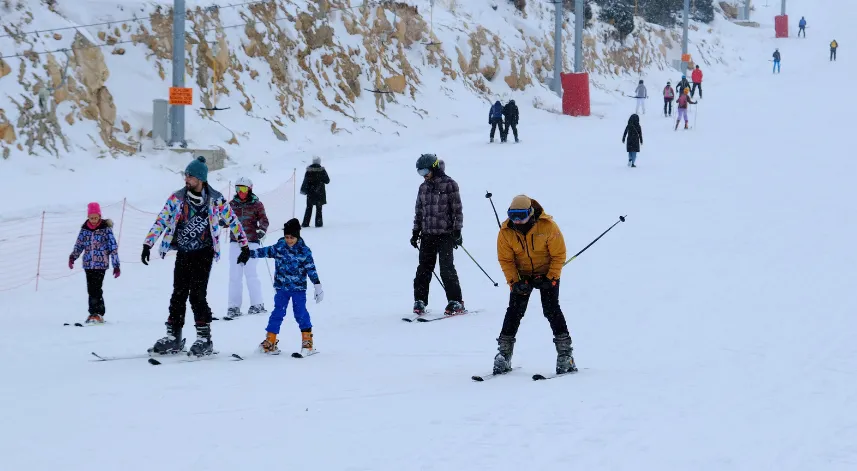 Ergan Dağı Kayak Merkezi'nde kayak sezonu sürüyor