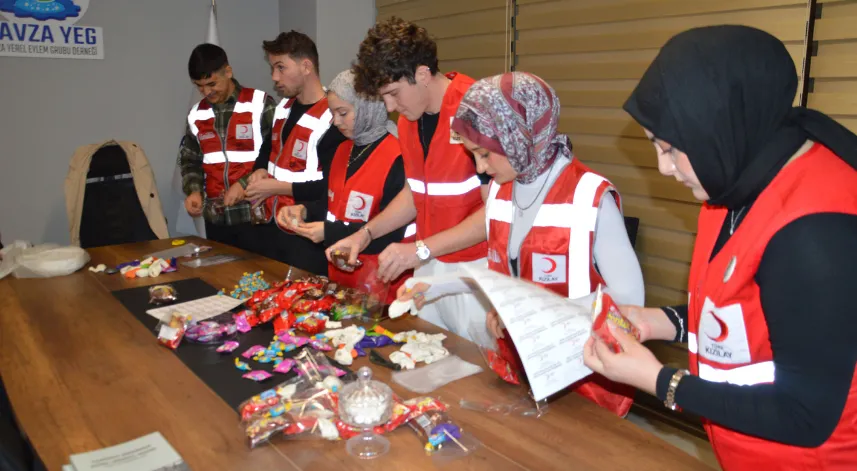 Samsun'da Kızılay camiye gelen çocukların ayakkabılarının üzerine hediye bıraktı