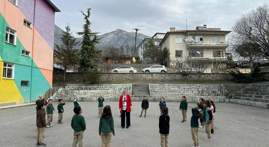  İlkokul öğrencileri birbirlerine dronla mektup gönderiyor