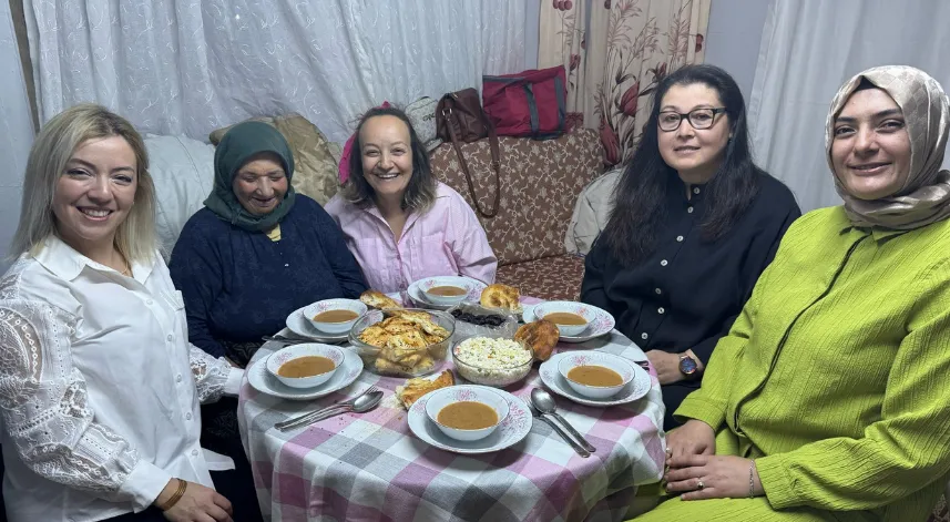  öğretmenlerden yalnız yaşayan kadına iftar sürprizi