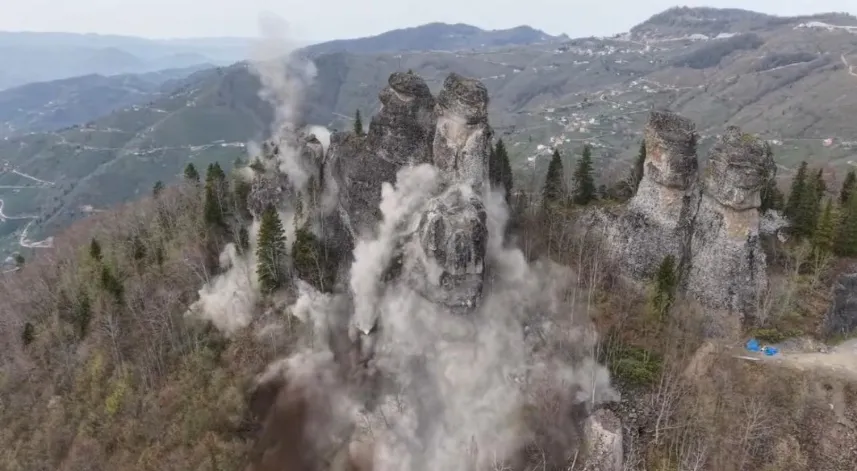 Ordu’nun peribacaları olarak bilinen 8 kaya, kontrollü şekilde patlatıldı
