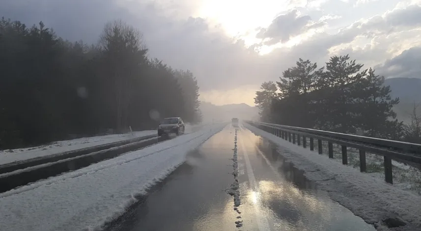 Bolu’da dolu etkili oldu, yollar beyaza büründü