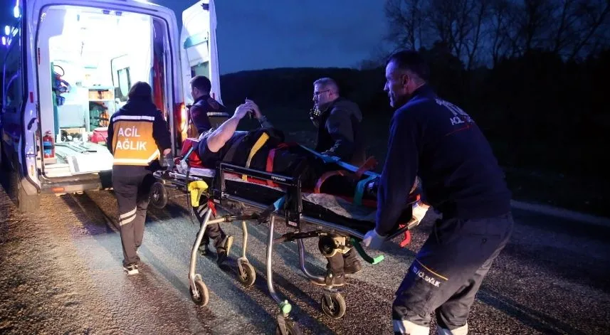 Devrilen otomobildeki 5 kişi yaralandı