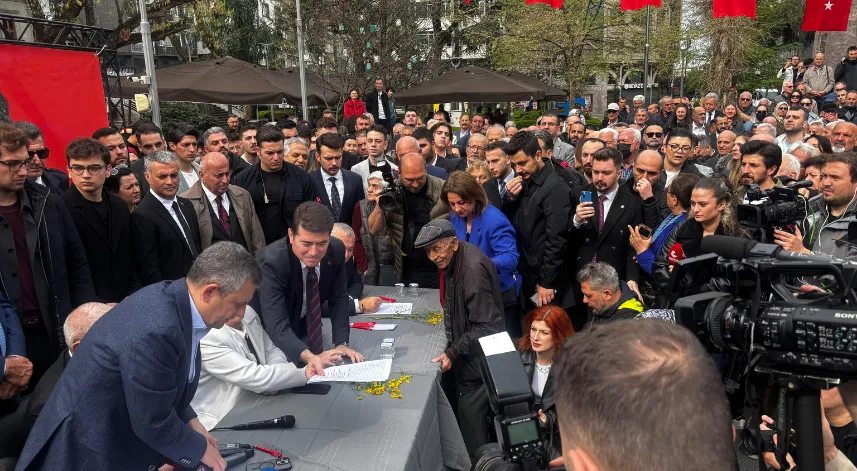 Özgür Özel, İmamoğlu için imza kampanyasını Trabzon'dan başlattı