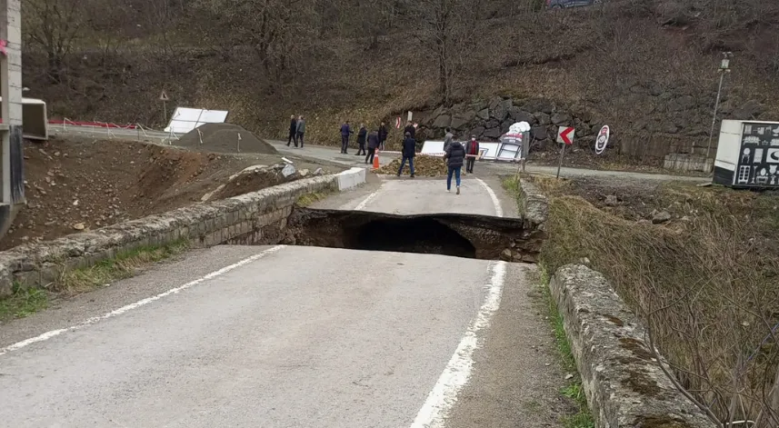 Trabzon'da heyelanla köprü çöktü