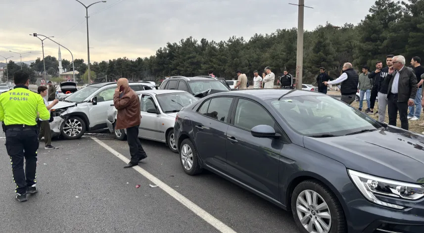Çorum'da zincirleme trafik kazasında 4 kişi yaralandı