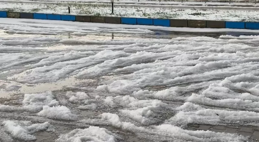 Yağan dolu ile tarım arazileri beyaza büründü