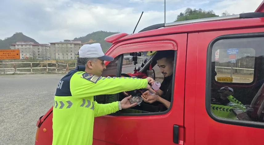 Espiye'de jandarma trafik ekipleri sürücülere çikolata ikram etti