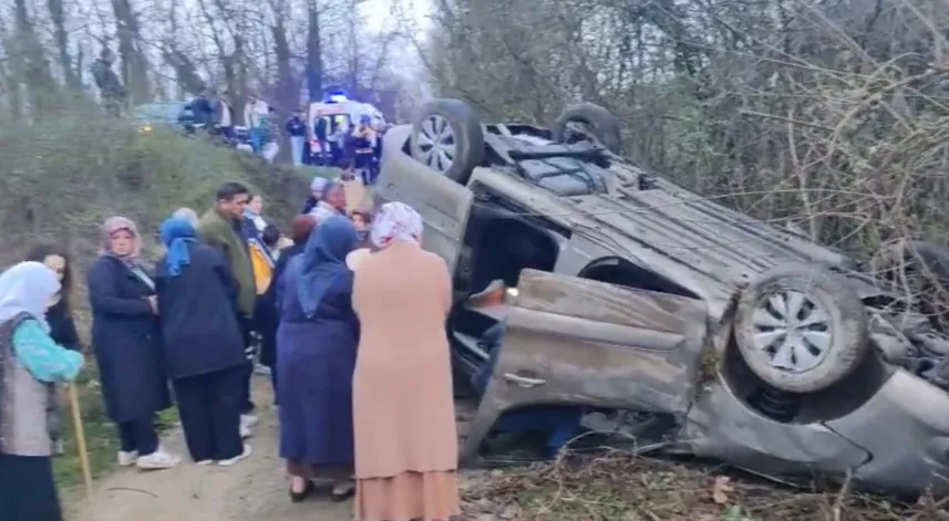 Otomobil ile çarpışan hafif ticari araç devrildi; 5 yaralı