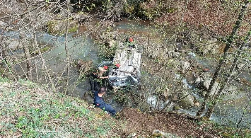 Dere yatağına devrilen otomobildeki 4 kişi yaralandı