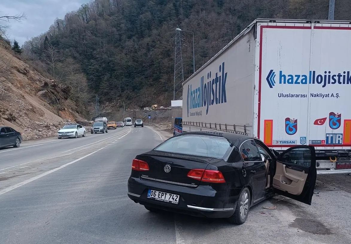 Otomobilin park halindeki tıra çarptığı kazada 3 kişi yaralandı