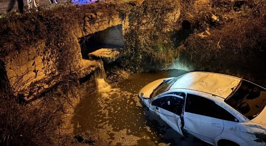 Otomobilin su kanalına devrildiği kazada 4 kişi yaralandı