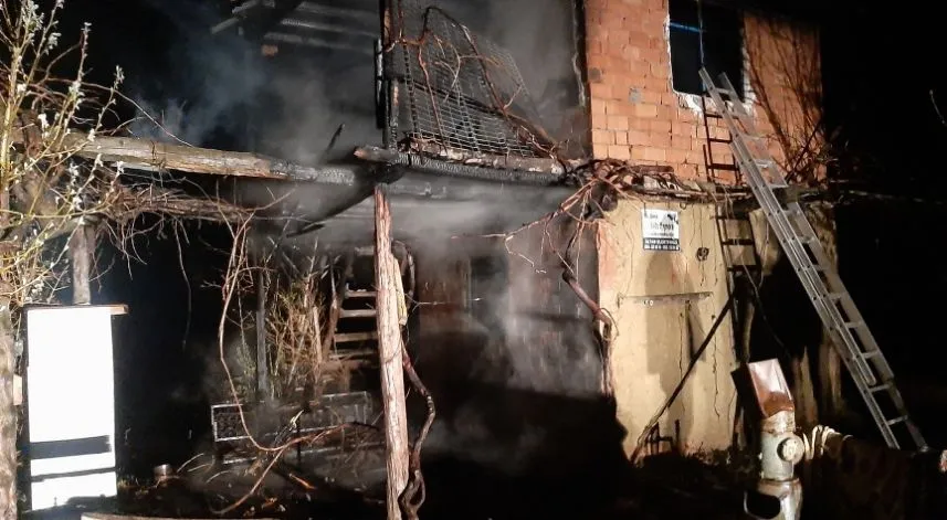 Mangal ateşinden çıkan yangında bağ evi kullanılamaz hale geldi