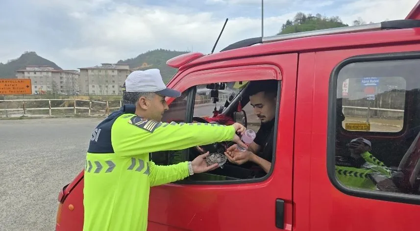 Jandarma trafik ekipleri sürücülere çikolata ikram etti