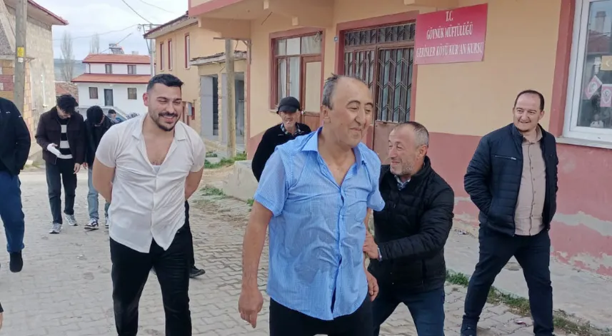 Bayram namazına gelmeyenlere 'sulu' şaka